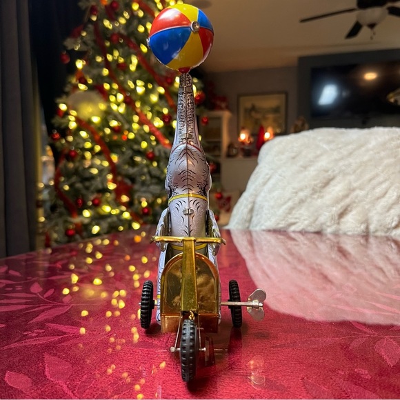 Great Vintage Schylling Tinplate Circus Elephant on Bike Spinning Wind-up Toy - Picture 3 of 6